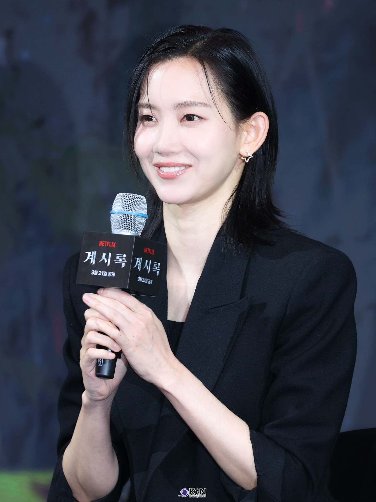 배우 신현빈이 넷플릭스 영화 '계시록' 제작발표회에 참석해 포즈를 취하고 있다. / 사진=K trendy NEWS DB ⓒ케이 트렌디뉴스 무단전재 및 수집, 재배포금지.