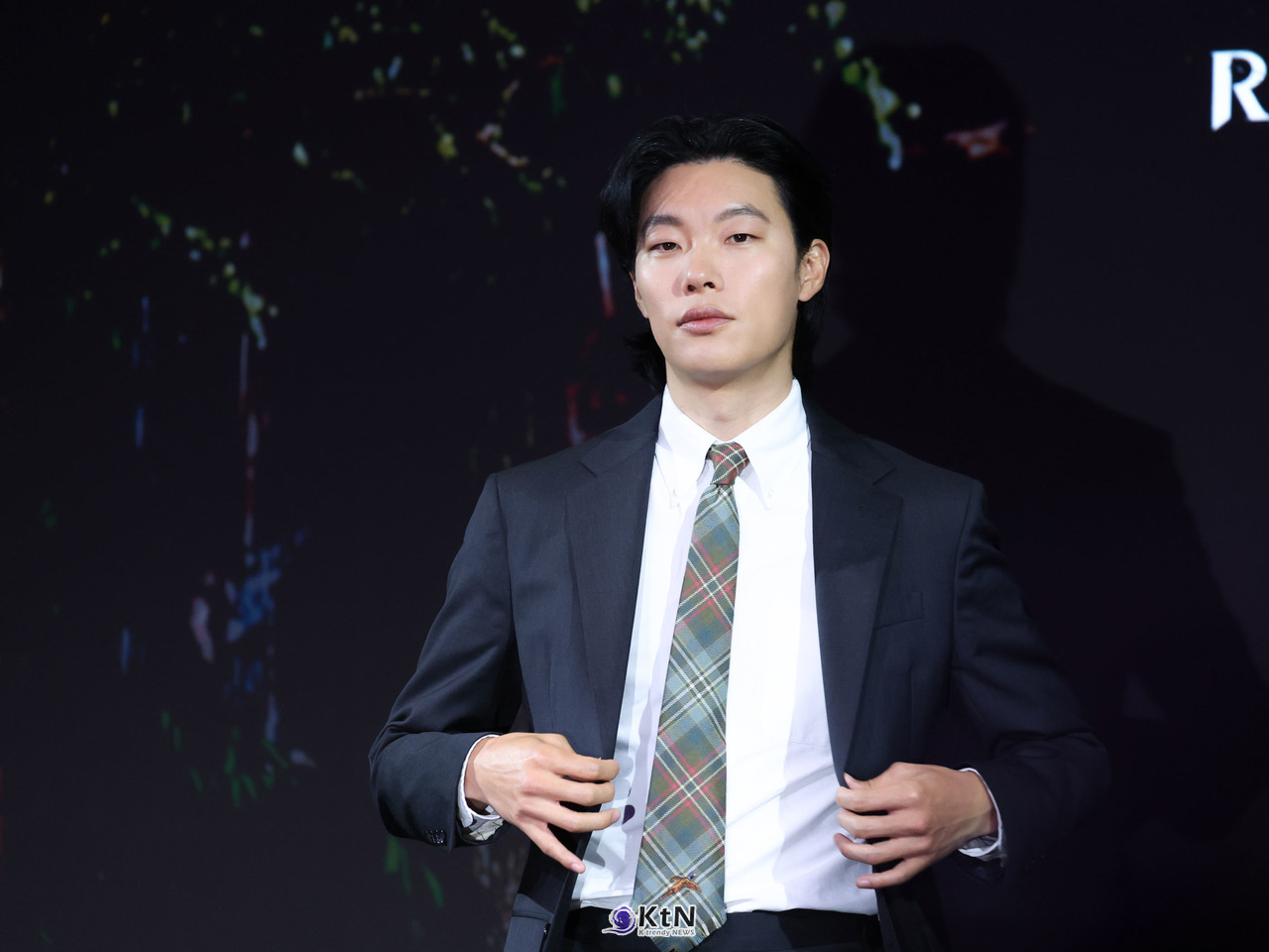 배우 류준열이 넷플릭스 영화 '계시록' 제작발표회에 참석해 포즈를 취하고 있다. / 사진=K trendy NEWS DB ⓒ케이 트렌디뉴스 무단전재 및 수집, 재배포금지.