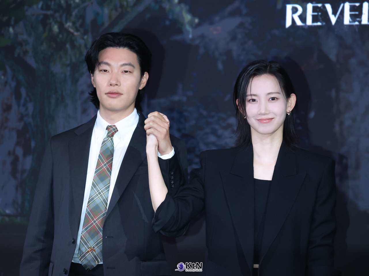 배우 류준열과 신현빈이 손을 잡고 포즈를 취하고있다./사진=K trendy NEWS DB ⓒ케이 트렌디뉴스 무단전재 및 수집, 재배포금지