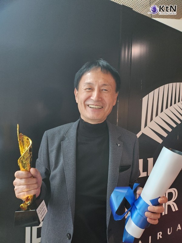 뉴질랜드의 오클랜드에서 열린 '2023 뉴질랜드 아시아태평양영화제'에서 한국의 자랑, 문신구 감독이 자신의 작품 '2퍼센트'로 감독상을 수상하는 쾌거를 이루었다./사진=K trendy NEWS DB ⓒ케이 트렌디뉴스 무단전재 및 수집, 재배포금지