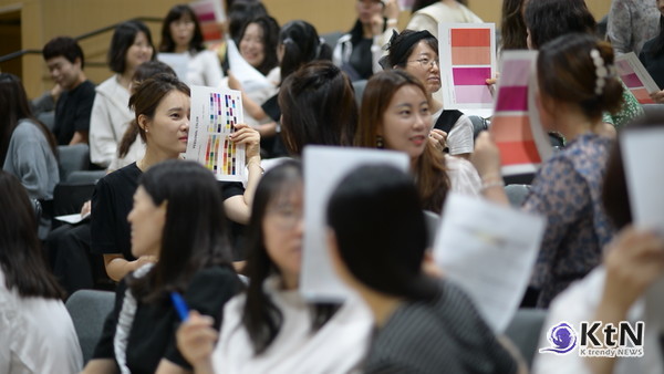 뷰티 업계에서 ‘개인 맞춤형’ 트렌드가 확대되면서 퍼스널 컬러 컨설팅이 대중적인 관심을 끌고 있다.  사진=K trendy NEWS DB ⓒ케이 트렌디뉴스 무단전재 및 수집, 재배포금지