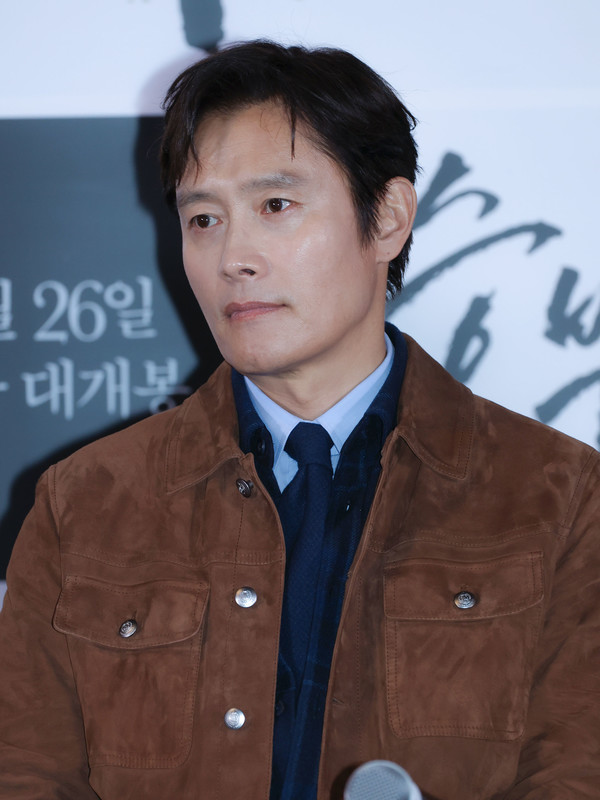 배우 이병헌이 영화 '승부' 언론, 배급 시사회 기자 간담회에 참석해 다양한 이야기를 나누고 있다. / 사진=K trendy NEWS DB ⓒ케이 트렌디뉴스 무단전재 및 수집, 재배포금지