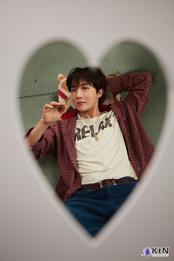 "방탄소년단 지민, '후'로 K팝 최장기 빌보드 차트 기록 경신…33주 연속 진입" 사진=2025 03.19  BTS의 제이홉도 새로운 성과를 올렸다. 제이홉은 미구엘이 피처링한 신곡 '스위트 드림스'(Sweet Dreams)로 차트에 처음 진입, 66위를 기록 (빅히트뮤직) K trendy NEWS DB ⓒ케이 트렌디뉴스 무단전재 및 수집, 재배포금지