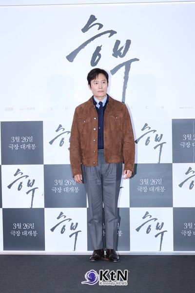 배우 이병헌은 영화 '승부'에 대해 강조하면서, 이 작품이 극장의 스크린을 통해 느낄 수 있는 독특한 짜릿함을 제공한다고 말했다. 사진= K trendy NEWS DB ⓒ케이 트렌디뉴스 무단전재 및 수집, 재배포금지