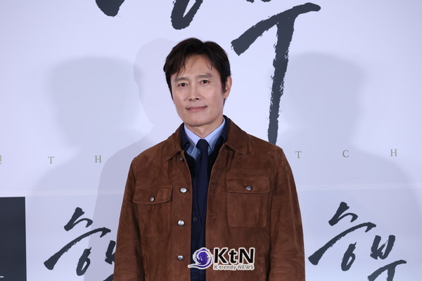 배우 이병헌은 영화 '승부'에 대해 강조하면서, 이 작품이 극장의 스크린을 통해 느낄 수 있는 독특한 짜릿함을 제공한다고 말했다. 사진= K trendy NEWS DB ⓒ케이 트렌디뉴스 무단전재 및 수집, 재배포금지