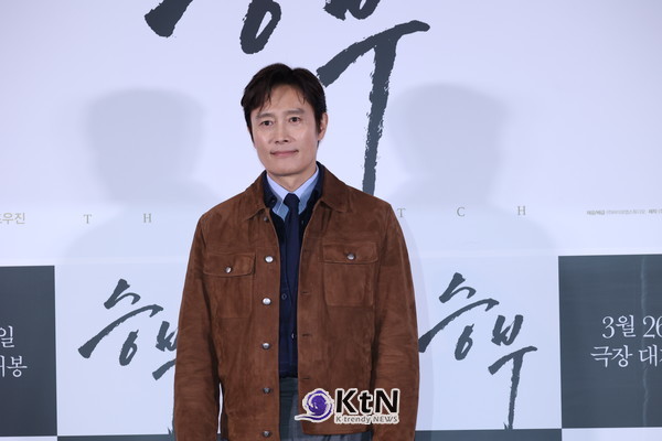 배우 이병헌은 영화 '승부'에 대해 강조하면서, 이 작품이 극장의 스크린을 통해 느낄 수 있는 독특한 짜릿함을 제공한다고 말했다. 사진= K trendy NEWS DB ⓒ케이 트렌디뉴스 무단전재 및 수집, 재배포금지