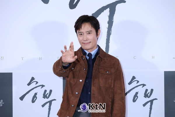 배우 이병헌은 영화 '승부'에 대해 강조하면서, 이 작품이 극장의 스크린을 통해 느낄 수 있는 독특한 짜릿함을 제공한다고 말했다. 사진= K trendy NEWS DB ⓒ케이 트렌디뉴스 무단전재 및 수집, 재배포금지