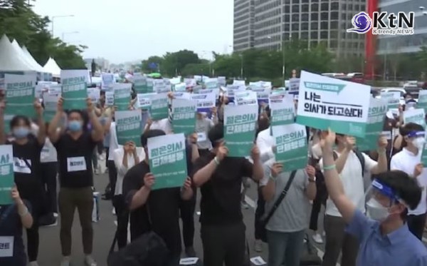 의대 2천 명 증원 발표에 의사들 반발‥의료계 설 후 "총파업"· 정부 "강력 대응" 사진=2024.02.06  유튜브 갈무리 / 편집 K trendy NEWS DB ⓒ케이 트렌디뉴스 무단전재 및 수집, 재배포금지 