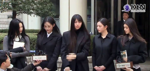 뉴진스 활동에 ‘법적 제동’… 독자 행보에 제동 걸린 이유는?  법원 “어도어 전속계약 유효” 사진=2025 03.21  연합뉴스 tv 영상 갈무리  K trendy NEWS DB ⓒ케이 트렌디뉴스 무단전재 및 수집, 재배포금지