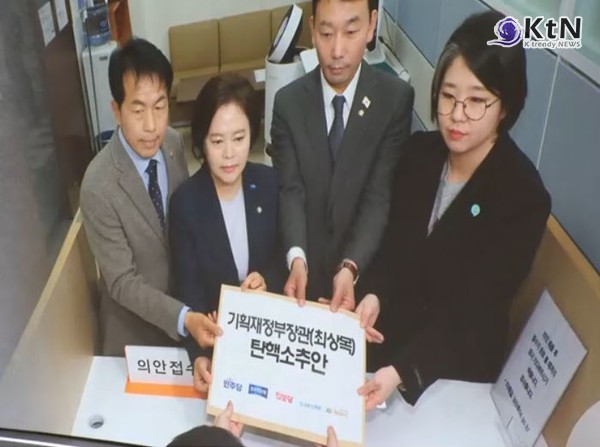 "헌법 능멸" vs "국정 테러리즘"…'최상목 탄핵소추안 발의' 여야 격돌 사진=2025 03.21 MBC 영상 갈무리   K trendy NEWS DB ⓒ케이 트렌디뉴스 무단전재 및 수집, 재배포금지