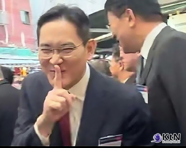 이재용 삼성전자 회장이 윤석열 대통령과 함께 부산 중구 부평깡통시장을 방문했을 때.  사진=2023.12.13 SNS 갈무리/ 편집  K trendy NEWS DB ⓒ케이 트렌디뉴스 무단전재 및 수집, 재배포금지