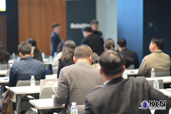  “AI는 일자리를 없앨 것인가, 늘릴 것인가?”  사진=K trendy NEWS DB ⓒ케이 트렌디뉴스 무단전재 및 수집, 재배포금지