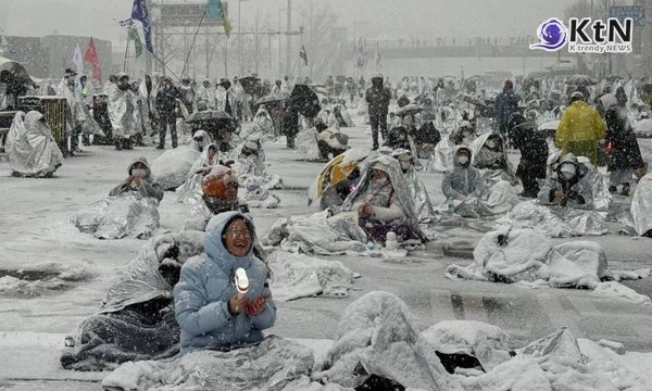 폭설 속 관저 앞 ‘인간 키세스’..."윤 대통령 체포영장" 촉구 시민단체 2박 3일 집회  사진=2025 01.05 5일 아침 서울 용산구 관저 인근 ‘노동자 시민 윤석열 체포대회’ 농성장에서 은박 담요를 뒤집어쓴 시민들이 농성하고 있다. 정혜경 진보당 의원실 제공  / K trendy NEWS DB ⓒ케이 트렌디뉴스 무단전재 및 수집, 재배포금지