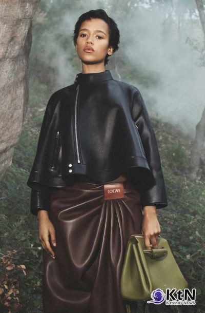 스페인의 콜사카브라 산맥. 자연의 거친 아름다움과 현대적 패션이 만나는 이곳에서 LOEWE는 SS25 캠페인을 선보였다. 사진=LOEWE and David Sims, K trendy NEWS DB ⓒ케이 트렌디뉴스 무단전재 및 수집, 재배포금지