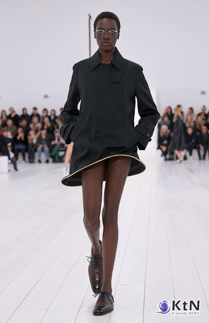 [KtN 신미희기자] 조나단 앤더슨(Jonathan Anderson)은 LOEWE의 2025 봄/여름 컬렉션을 통해 패션과 예술의 경계를 넘나드는 혁신을 보여주었다./ 사진=Isidore Montag/Gorunway.com, K trendy NEWS DB ⓒ케이 트렌디뉴스 무단전재 및 수집, 재배포금지