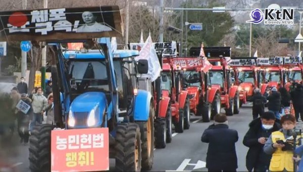 28시간 대치끝 남태령 넘어…대통령 관저 앞까지 트랙터 진출 집회 사진=2024 12.23 mbc뉴스 영상 갈무리 K trendy NEWS DB ⓒ케이 트렌디뉴스 무단전재 및 수집, 재배포금지