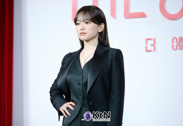 배우 천우희가 넷플릭스 시리즈 '더 에이트 쇼(The 8 Show)'의 제작발표회에 참석해 포즈를 취하고 있다./“불길 속 소방관분들을 위해”…천우희가 꺼낸 ‘4천만 원’의 진심은?  사진=2025 03.24  K trendy NEWS DB ⓒ케이 트렌디뉴스 무단전재 및 수집, 재배포금지 