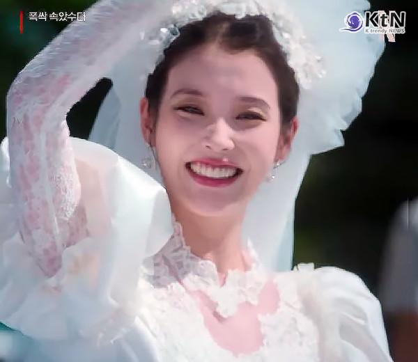 아이유 웨딩드레스 입었다…그 앞에 선 남자는 김선호? 사진=2025 03.24   넷플릭스 K trendy NEWS DB ⓒ케이 트렌디뉴스 무단전재 및 수집, 재배포금지