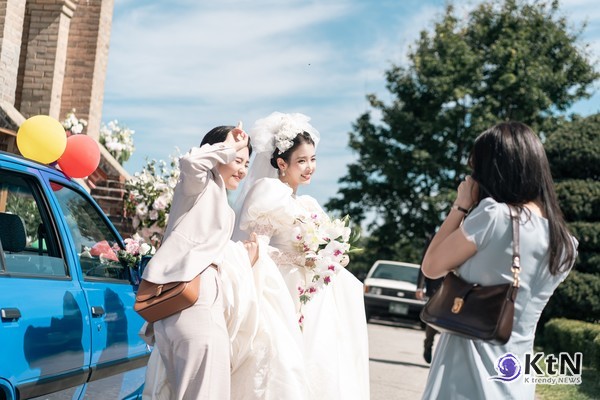 아이유 웨딩드레스 입었다…그 앞에 선 남자는 김선호? 사진=2025 03.24   넷플릭스 K trendy NEWS DB ⓒ케이 트렌디뉴스 무단전재 및 수집, 재배포금지