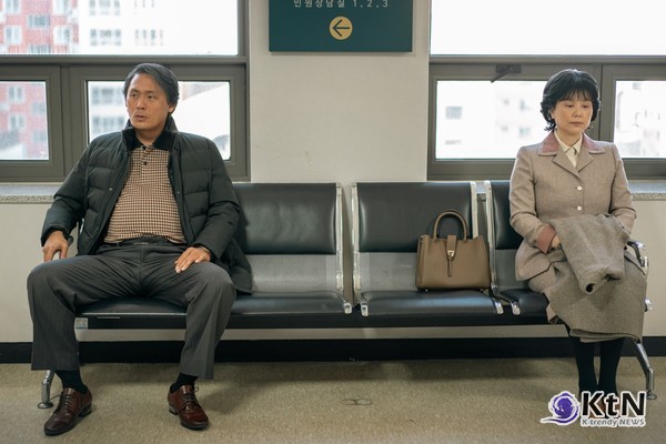 아이유 웨딩드레스 입었다…그 앞에 선 남자는 김선호? 사진=2025 03.24   넷플릭스 K trendy NEWS DB ⓒ케이 트렌디뉴스 무단전재 및 수집, 재배포금지