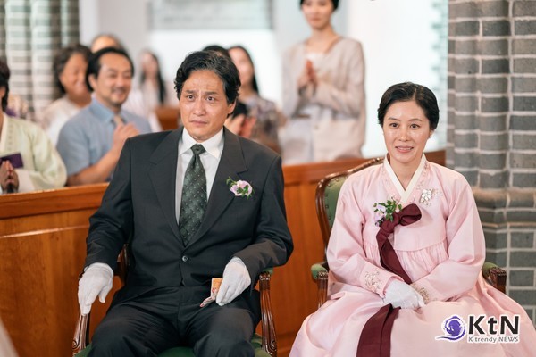 아이유 웨딩드레스 입었다…그 앞에 선 남자는 김선호? 사진=2025 03.24   넷플릭스 K trendy NEWS DB ⓒ케이 트렌디뉴스 무단전재 및 수집, 재배포금지