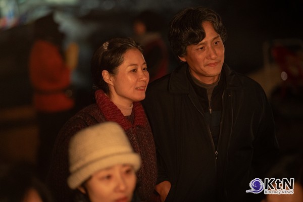 아이유 웨딩드레스 입었다…그 앞에 선 남자는 김선호? 사진=2025 03.24   넷플릭스 K trendy NEWS DB ⓒ케이 트렌디뉴스 무단전재 및 수집, 재배포금지