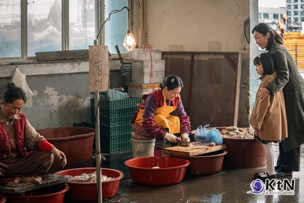 아이유 웨딩드레스 입었다…그 앞에 선 남자는 김선호? 사진=2025 03.24   넷플릭스 K trendy NEWS DB ⓒ케이 트렌디뉴스 무단전재 및 수집, 재배포금지