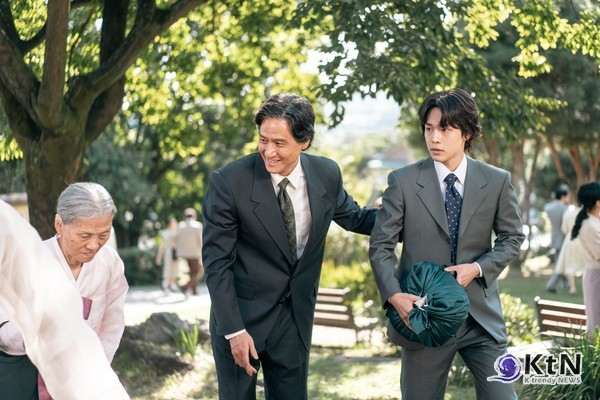 아이유 웨딩드레스 입었다…그 앞에 선 남자는 김선호? 사진=2025 03.24   넷플릭스 K trendy NEWS DB ⓒ케이 트렌디뉴스 무단전재 및 수집, 재배포금지