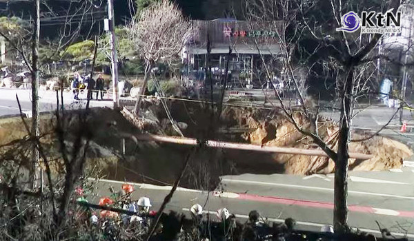 강동구 대형 싱크홀, 오토바이 탑승자 5시간째 실종 수색…“토사와 물에 구조 난항” 사진=2025 03.24  SNS 제보 영상  K trendy NEWS DB ⓒ케이 트렌디뉴스 무단전재 및 수집, 재배포금지