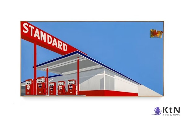 1964년 에드 루샤(Ed Ruscha)가 완성한 Standard Station, Ten-Cent Western Being Torn in Half가 크리스티 경매에 출품될 예정으로, 예상가는 5천만 달러를 넘을 것으로 보인다./사진= Christie's, K trendy NEWS DB ⓒ케이 트렌디뉴스 무단전재 및 수집, 재배포금지