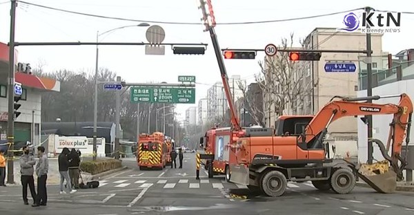 “맨손에서 포크레인까지”…22m 강동 싱크홀, 실종자 15시간 수색 현장  사진=2025 03.25  K trendy NEWS DB ⓒ케이 트렌디뉴스 무단전재 및 수집, 재배포금지