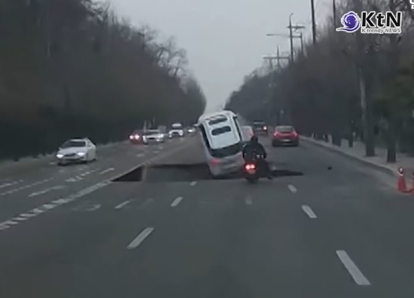 “맨손에서 포크레인까지”…22m 강동 싱크홀, 실종자 15시간 수색 현장  사진=2025 03.25  연합뉴스 영상 갈무리 K trendy NEWS DB ⓒ케이 트렌디뉴스 무단전재 및 수집, 재배포금지