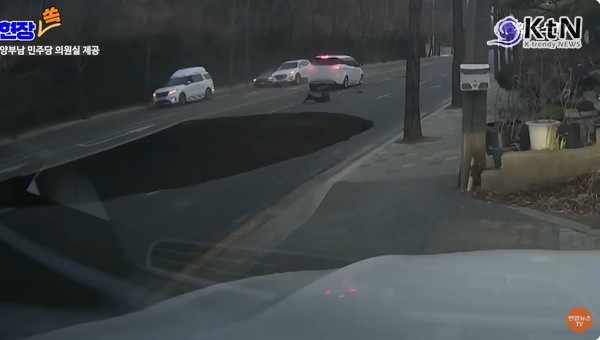 “맨손에서 포크레인까지”…22m 강동 싱크홀, 실종자 15시간 수색 현장  사진=2025 03.25  연합뉴스 영상 갈무리 K trendy NEWS DB ⓒ케이 트렌디뉴스 무단전재 및 수집, 재배포금지