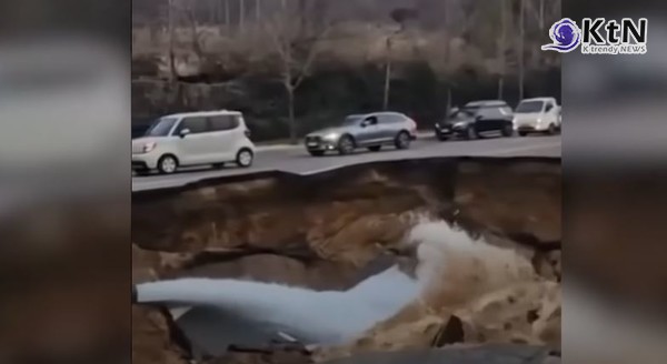 “맨손에서 포크레인까지”…22m 강동 싱크홀, 실종자 15시간 수색 현장  사진=2025 03.25  연합뉴스 영상 갈무리 K trendy NEWS DB ⓒ케이 트렌디뉴스 무단전재 및 수집, 재배포금지