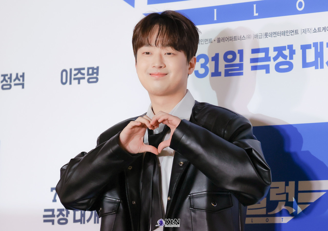  가수 이찬원,  울산·경북·경남 산불 피해 복구를 위해 1억 원을 기부 사진=2025 03.25  사진 김동희기자 (배우 이찬원이 영화 파일럿 VIP 시사회 전 포토월에서 등장해 응원을 전하고 있다. /)   K trendy NEWS DB ⓒ케이 트렌디뉴스 무단전재 및 수집, 재배포금지