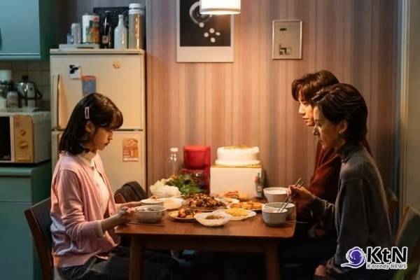 아이유, 故 강명주와 마지막 교감…‘폭싹 속았수다’ 비하인드 공개 사진=2025 03.25  넷플릭스   K trendy NEWS DB ⓒ케이 트렌디뉴스 무단전재 및 수집, 재배포금지