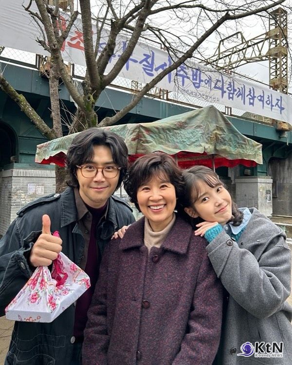 아이유, 故 강명주와 마지막 교감…‘폭싹 속았수다’ 비하인드 공개 사진=2025 03.25  아이유 인스타그램 갈무리  K trendy NEWS DB ⓒ케이 트렌디뉴스 무단전재 및 수집, 재배포금지