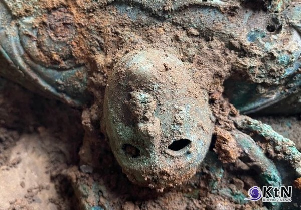 뒤집힌 얼굴, 부서진 금속, 수입된 산호… 2,000년 전 브리튼은 무엇을 ‘남기고자’ 묻었는가. 사진=Durham University,  K trendy NEWS DB ⓒ케이 트렌디뉴스 무단전재 및 수집, 재배포금지