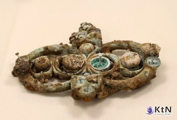 뒤집힌 얼굴, 부서진 금속, 수입된 산호… 2,000년 전 브리튼은 무엇을 ‘남기고자’ 묻었는가. 사진=Durham University,  K trendy NEWS DB ⓒ케이 트렌디뉴스 무단전재 및 수집, 재배포금지