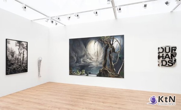 아트 바젤 파리 2024는 단순한 예술 축제를 넘어선다. 이번 행사에서는 현대 미술과 초현실주의의 유산이 파리의 역사적 배경 속에서 교차하며, 전 세계 예술계의 주목을 받고 있다. / 사진= Must-See Booths at Art Basel Paris 2024, K trendy NEWS DB ⓒ케이 트렌디뉴스 무단전재 및 수집, 재배포금지