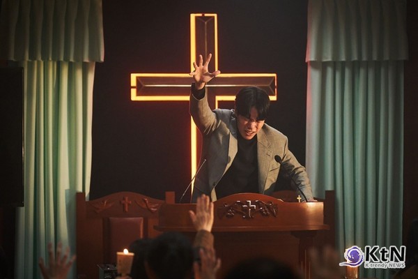 “류준열, 미친 목사로 세계를 압도했다”…‘계시록’ 넷플릭스 글로벌 1위 사진=2025 03.26   넷플릭스 K trendy NEWS DB ⓒ케이 트렌디뉴스 무단전재 및 수집, 재배포금지