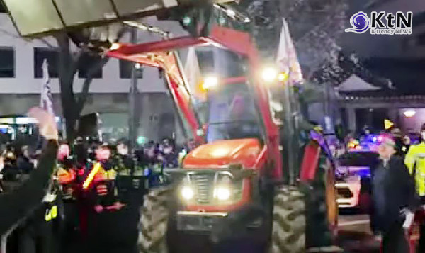 [속보] '尹 파면 촉구' 전농 트랙터 경복궁 인근 행진...경찰, 일부 허용 '견인 18시간만'  사진=2025 03.26  K trendy NEWS DB ⓒ케이 트렌디뉴스 무단전재 및 수집, 재배포금지