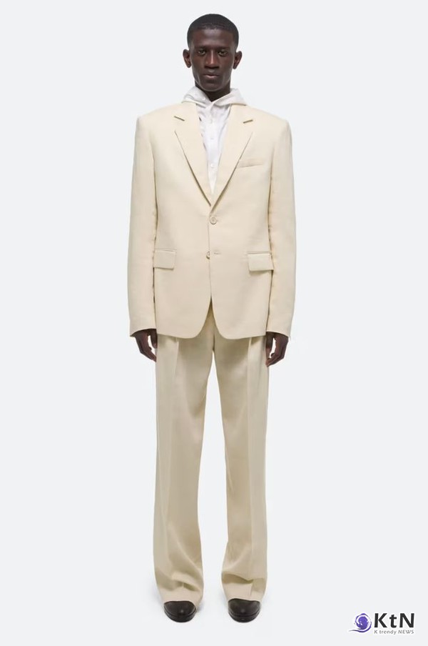 헬무트 랭이 2024년 프리폴 컬렉션으로 새로운 패션의 지평을 열었다. 이번 컬렉션은 피터 도가 크리에이티브 디렉터로서 헬무트 랭에 몸담은 후 선보이는 두 번째 시리즈로, 도시 생활을 기반으로 한 실용적이면서도 세련된 의상들을 제안한다./사진=Helmut Lang, K trendy NEWS DB ⓒ케이 트렌디뉴스 무단전재 및 수집, 재배포금지