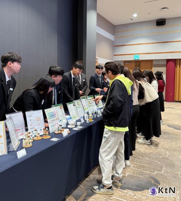 대봉엘에스와 바스프의 혁신적인 원료와 제형을 직접 체험할 수 있는 전시공간에 참가자들이 모여 관심 있게 관람하고 있다. 사진=대봉엘에스, K trendy NEWS DB ⓒ케이 트렌디뉴스 무단전재 및 수집, 재배포금지