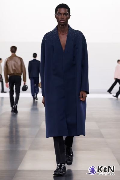  2025년 가을/겨울 시즌, 김 존스(Kim Jones)는 디올 하우스의 아카이브를 재구성하며 뷰티와 패션의 융합을 보여주는 새로운 비전을 선보였다.