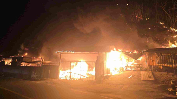 [속보] 전북 무주 부남면 야산 산불 발생…인근 4개 마을 주민 긴급 대피  사진=2025 03.26  전북도소방본부 제공 K trendy NEWS DB ⓒ케이 트렌디뉴스 무단전재 및 수집, 재배포금지