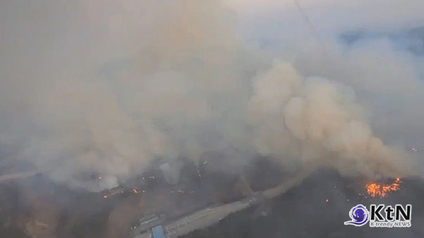 전국 산불 사망자 27명…의성에서만 23명 숨져 사진=2025 03.27 희망브리지 홈페이지 갈무리( 연기가 하늘을 뒤덮은 산불 현장(사진=울산소방본부) )   K trendy NEWS DB ⓒ케이 트렌디뉴스 무단전재 및 수집, 재배포금지