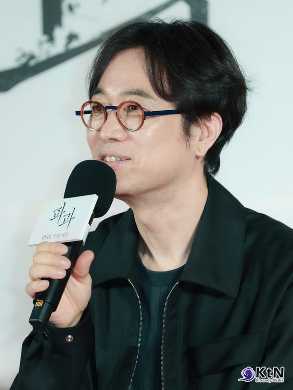 '총 대신 칼을 든 존윅' 이혜영, 60대 킬러 변신...김성철과 ‘파과’로 전 세계 매료 시킨다 사진=2025 03.27 민규동 감독  K trendy NEWS DB ⓒ케이 트렌디뉴스 무단전재 및 수집, 재배포금지