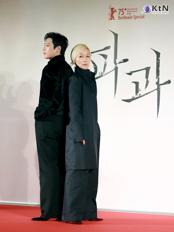 김성철·이혜영, ‘파과’ 제작보고회서 포착…전설과 추격자의 반전 투샷   사진=2025 03.27  K trendy NEWS DB ⓒ케이 트렌디뉴스 무단전재 및 수집, 재배포금지