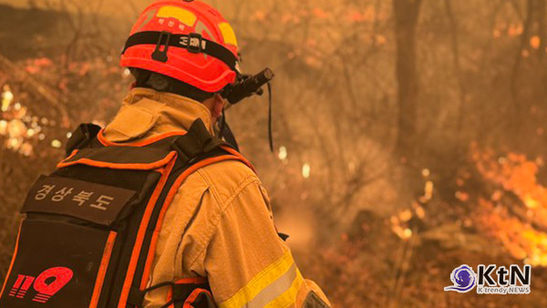 전국 산불 사망자 27명…의성에서만 23명 숨져 사진=2025 03.27 희망브리지 홈페이지 갈무리( 산불 진화 작업 중인 소방대원(사진=경북소방본부))   K trendy NEWS DB ⓒ케이 트렌디뉴스 무단전재 및 수집, 재배포금지